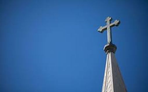 Экс-архиепископ попал под следствие из-за неуместного жеста, сделанного женщине