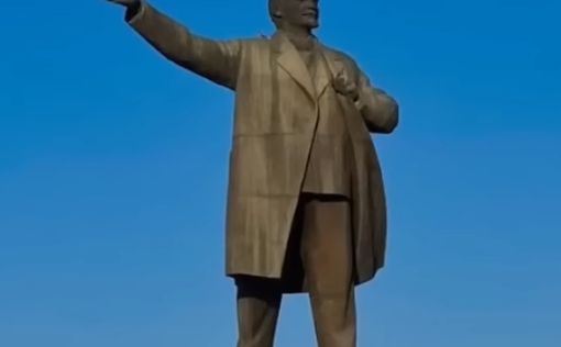 В Кыргызстане снесли огромный памятник Ленину с 50-летней историей | Фото: YouTube