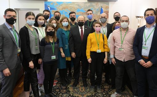 Беннет встретился с участниками программы "Маса" из Украины