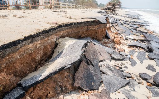 Оползень в Китае "похоронил" автобус