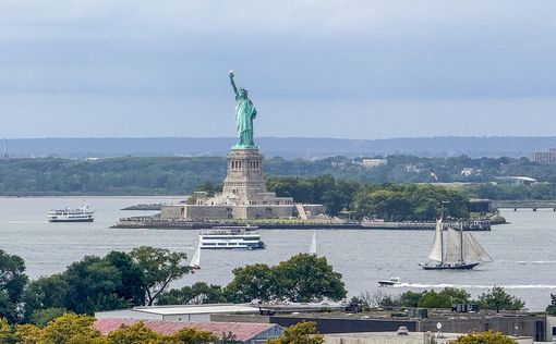 Опрос: 24% американцев считают США диктатурой