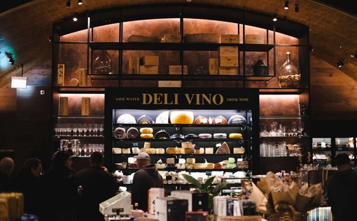 Икра и шампанское – идеальная пара в Deli Vino
