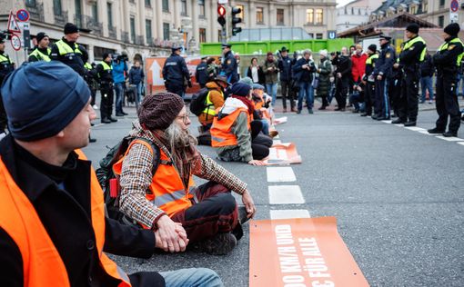 Разозлившийся водитель прокатил на капоте климатических активистов | Фото: twitter