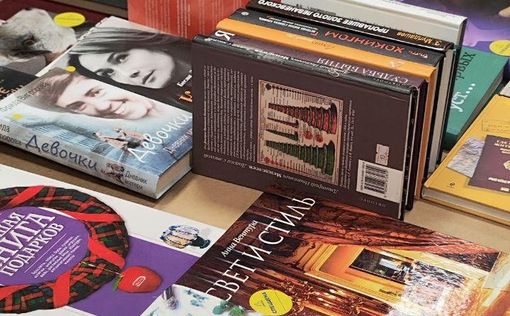 Исрадон дарит книги эвакуированным жителям