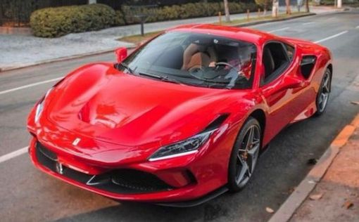 В прямом эфире: Ferrari за 400 тысяч долларов сгорел на кукурузном поле