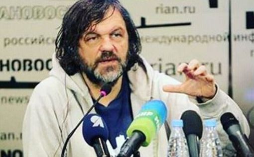 Эмир Кустурица исполнил российский гимн на концерте в Париже