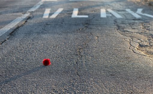 В Берлине неизвестный наехал на прохожих на тротуаре