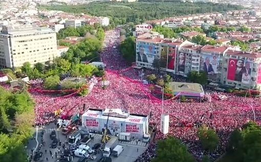 Граждане Турции голосуют на выборах в спокойной обстановке