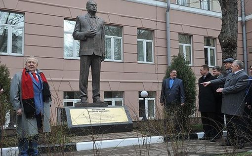 В Москве открыли памятник Жириновскому