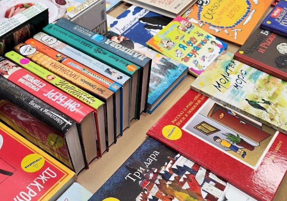 Исрадон дарит книги эвакуированным жителям