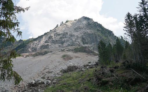 9 человек погибли, включая всю семью, в результате оползней в деревнях Непала