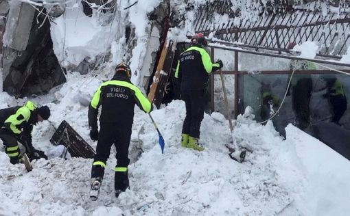 В погребенном под лавиной итальянском отеле нашли выживших