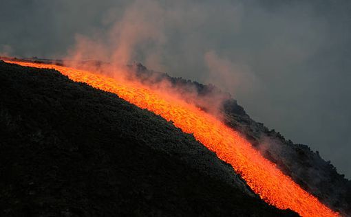 Вулкан на полуострове Рейкьянес в Исландии извергается седьмой раз за год