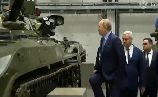 Путин залез на броневик