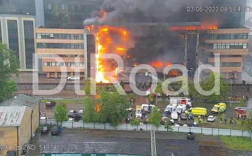 К тушению пожара в бизнес-центре в Москве привлекли авиацию