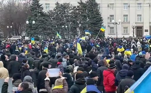 Массовый митинг против российских войск в Херсоне