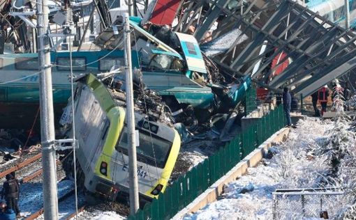 В сети опубликовано видео столкновения поездов в Турции