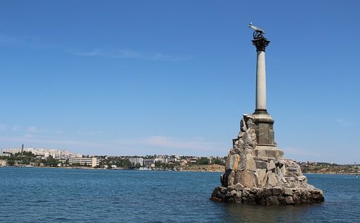 После взрывов в Севастополе остановили движение морского транспорта